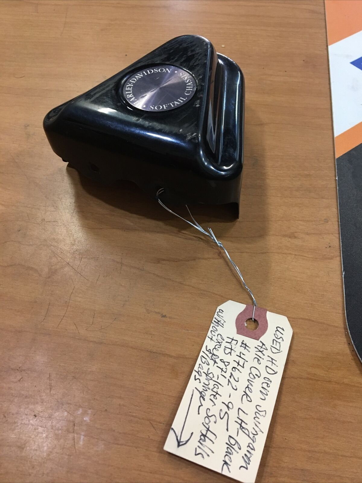 Harley Davidson OEM Swingarm axle cover LH black #47622-95