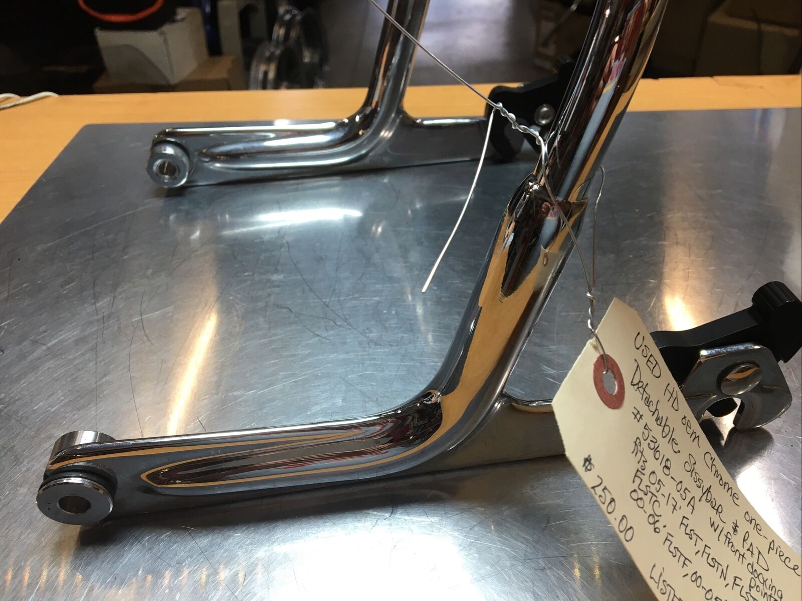 Harley Davidson oem Chrome One-Piece Detachable Sissybar And Pad #53618-05A