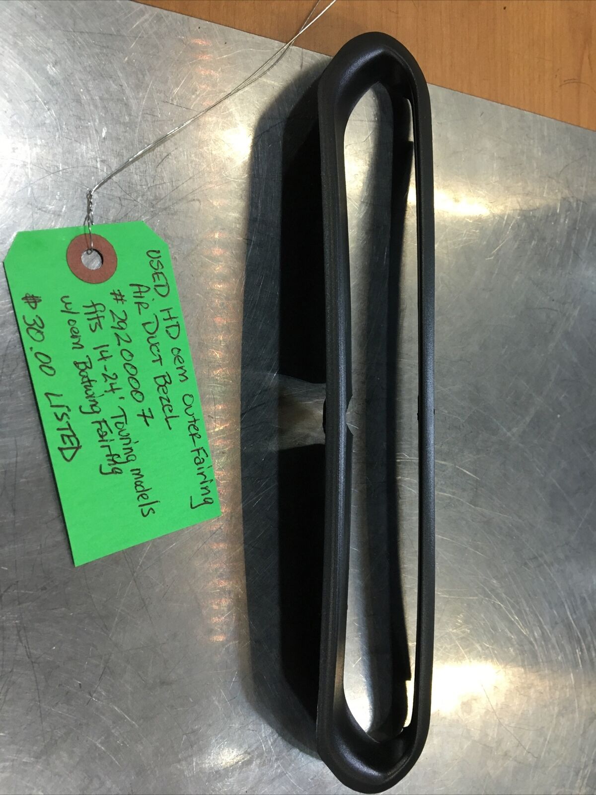 Harley Davidson oem Outer Fairing Air Duct Bezel #29200007