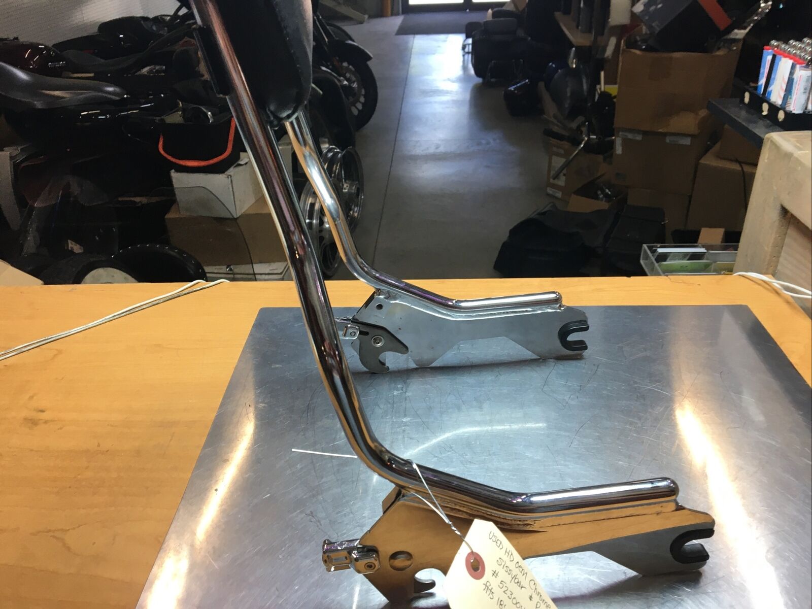 Harley Davidson oem Chrome HOLDFAST Sissybar And Pad #52300442