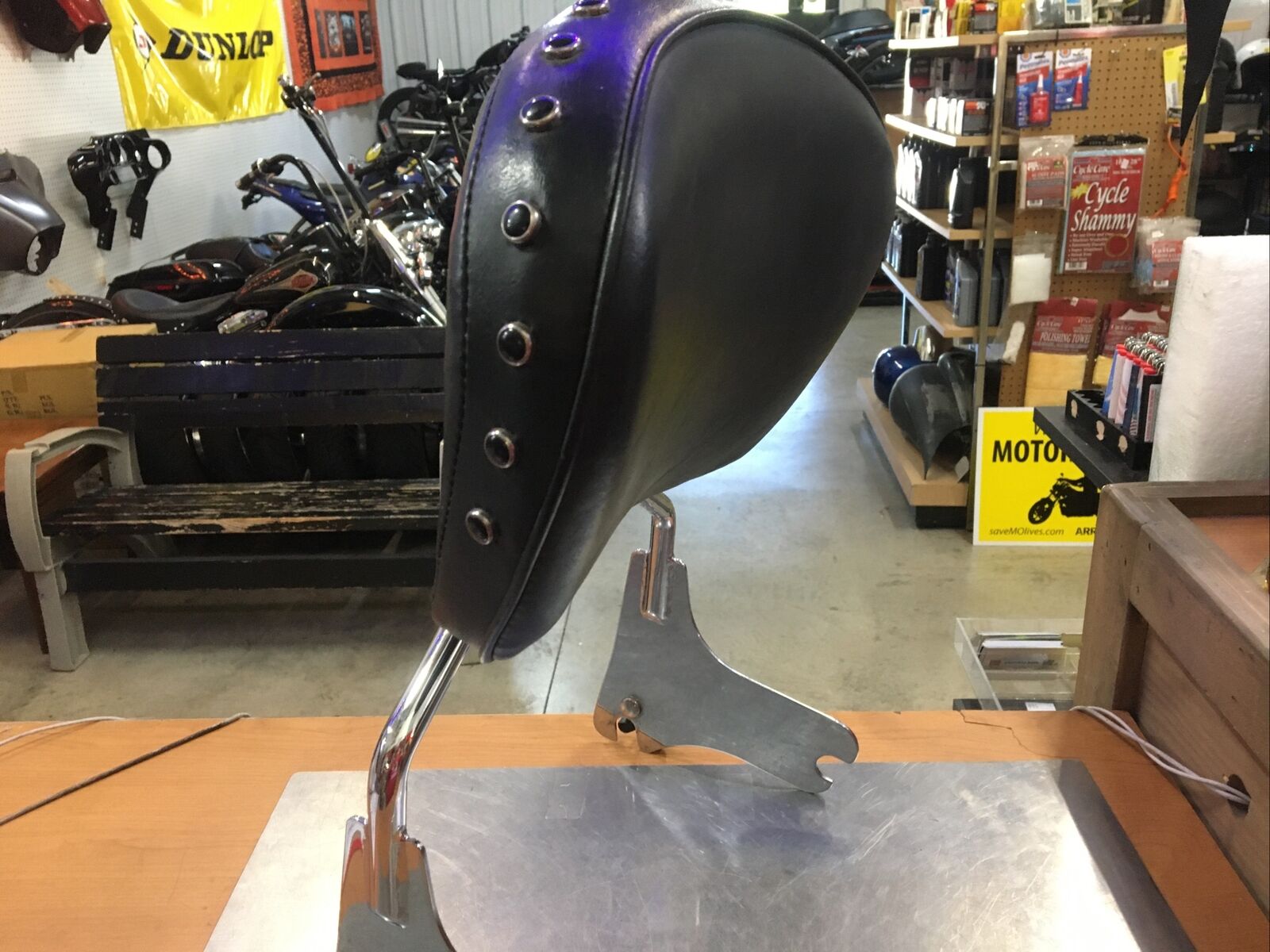 Harley Davidson oem Detachable Sissybar W/Blk Studded Backrest Pad #52805-97A