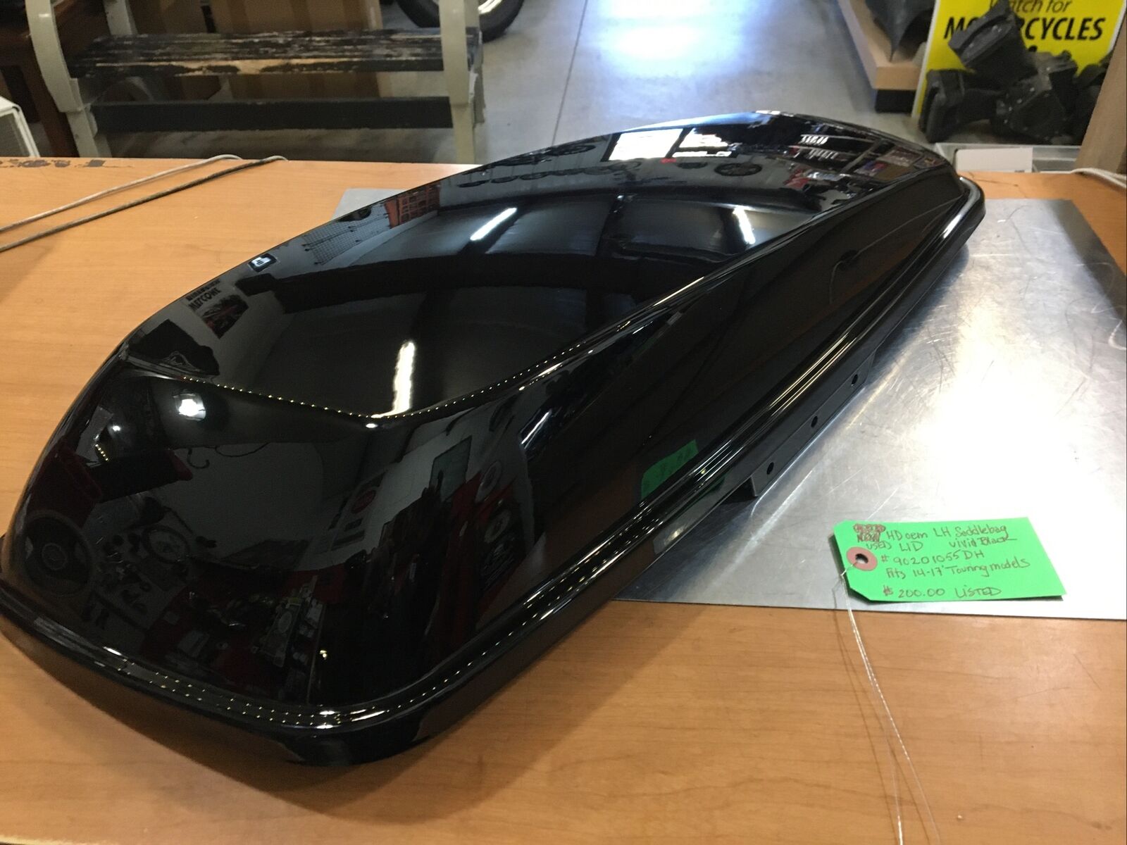 Harley Davidson oem LH Saddlebag Lid Vivid Black #90201055DH