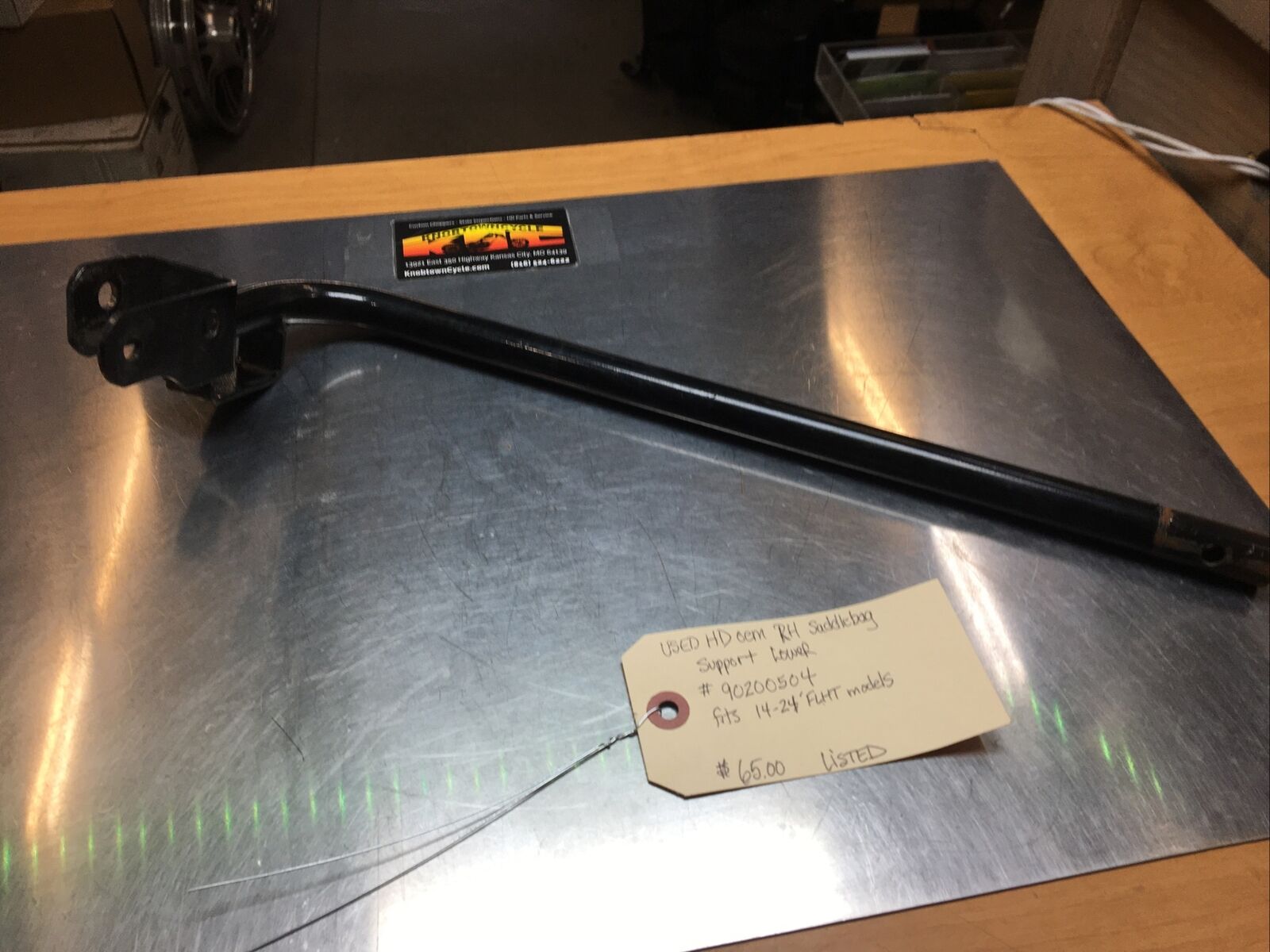 Harley Davidson oem RH Saddlebag Support Lower #90200504