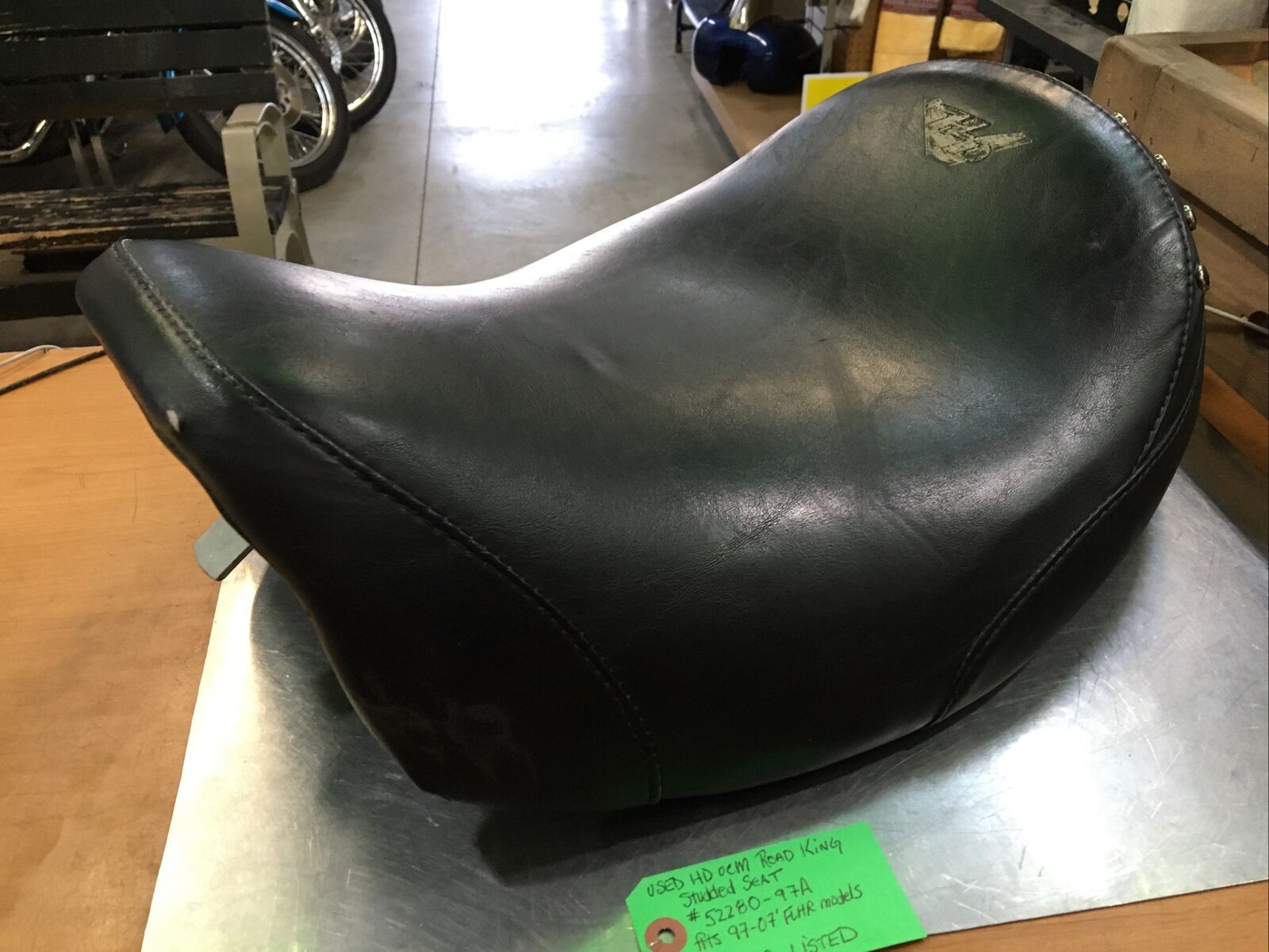 Harley Davidson oem Road King Studded Seat #52280-97A