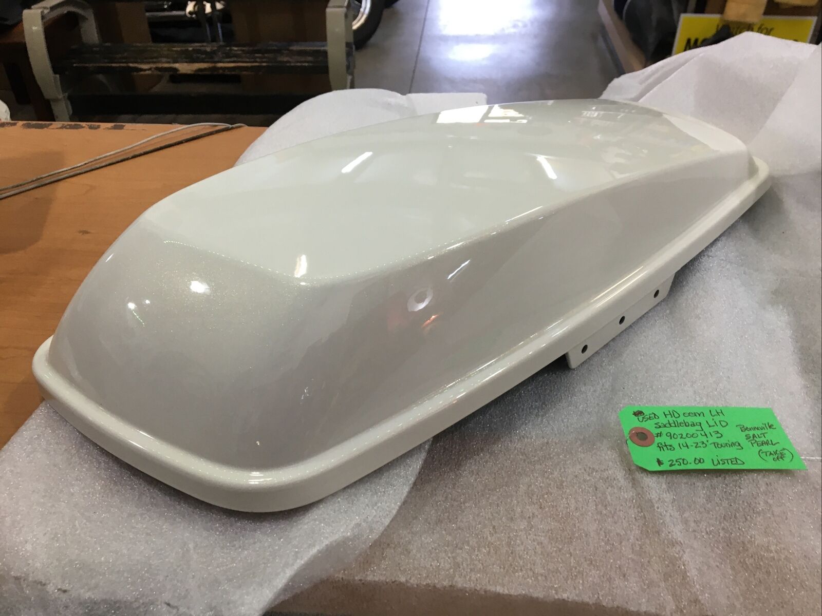 Harley Davidson oem LH Saddlebag Lid #90200413