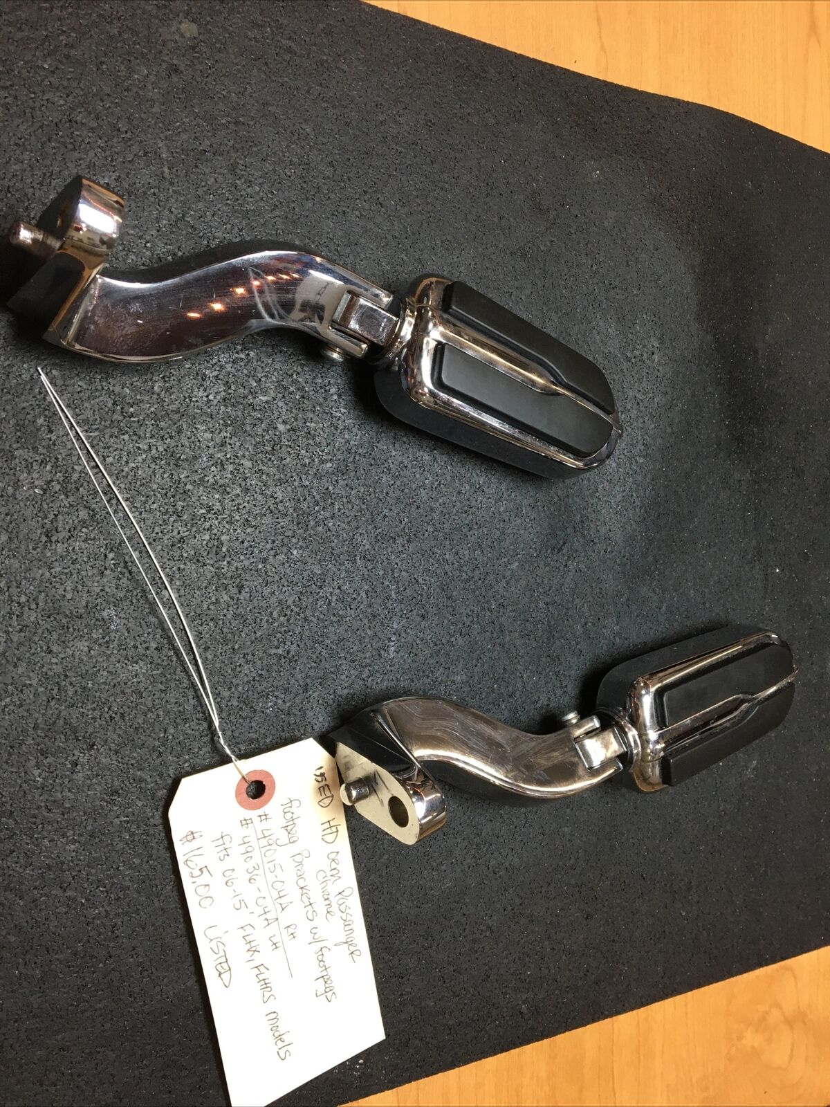 Harley Davidson oem Passenger Footpeg Brackets With Footpegs #49015-04A