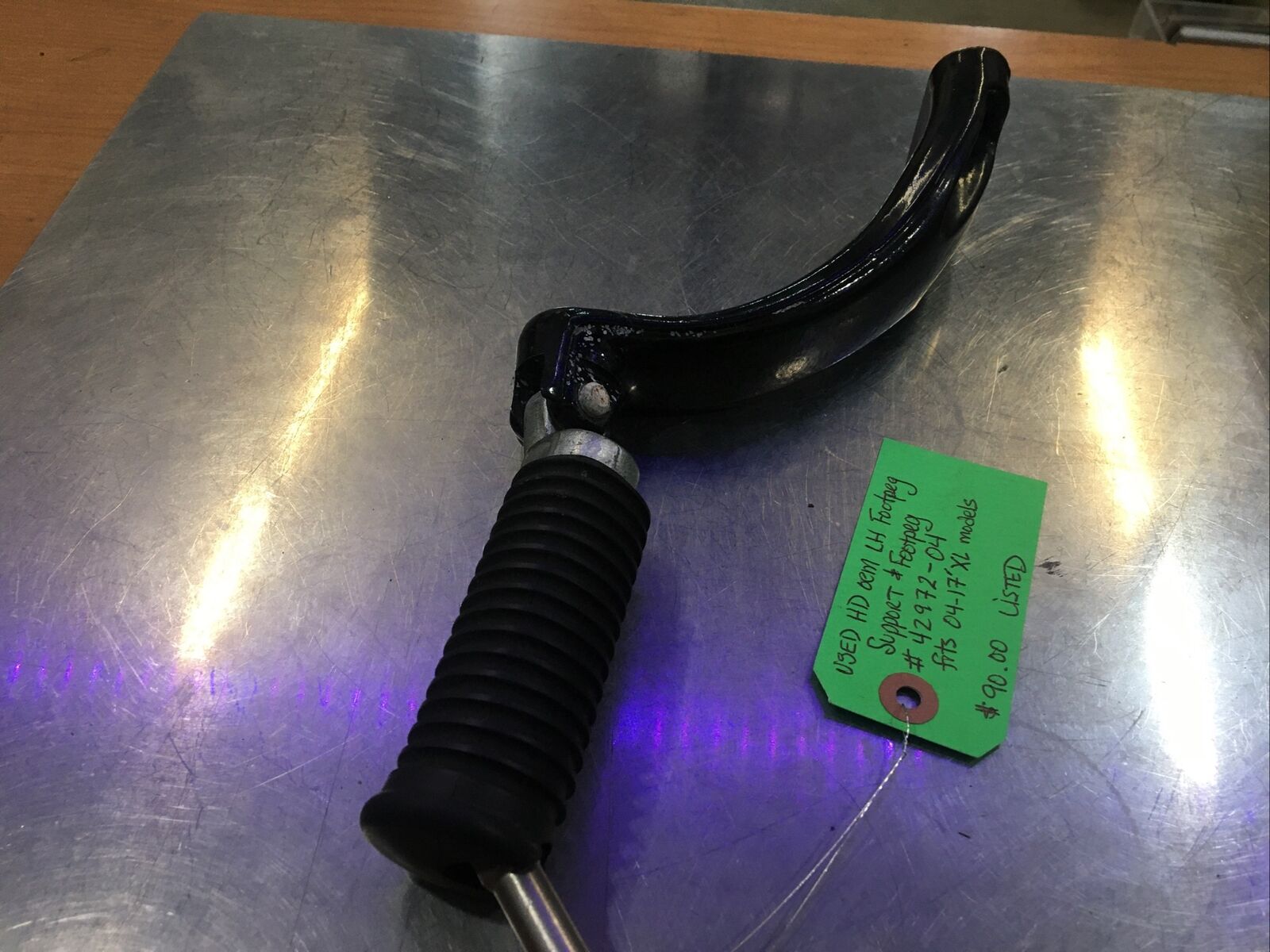 Harley Davidson oem LH Footpeg Support & Footpeg #42972-04