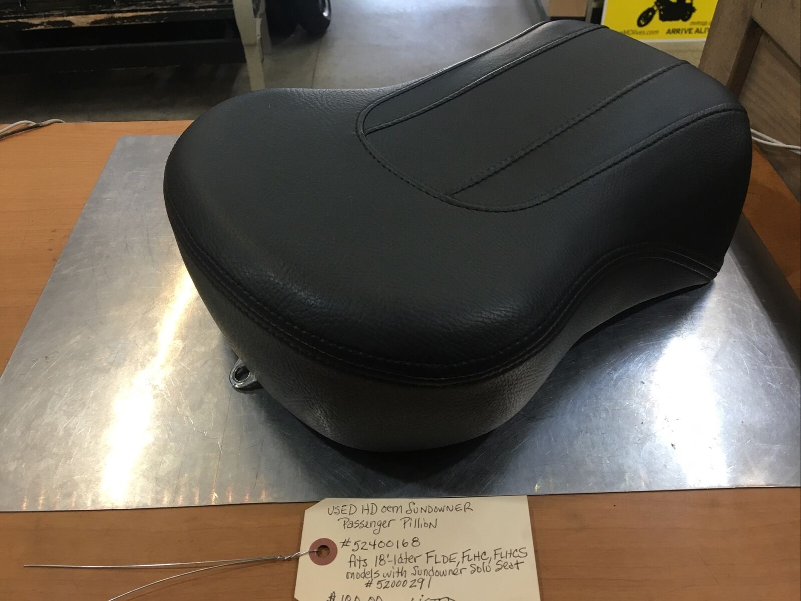 Harley Davidson oem Sundowner Passenger Pillion #52400168