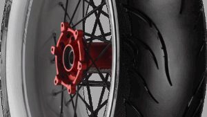 AVON Tire - Cobra Chrome AV92 - Rear - 170/80B15 - Wide Whitewall - 83H