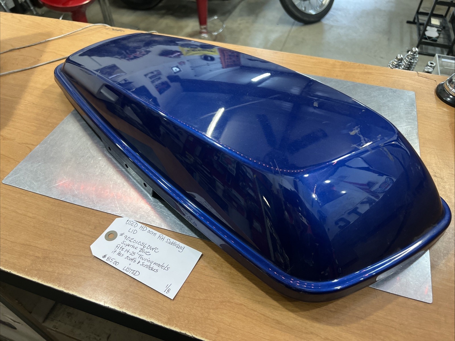 Harley Davidson oem RH Saddlebag Lid #90201056DWC