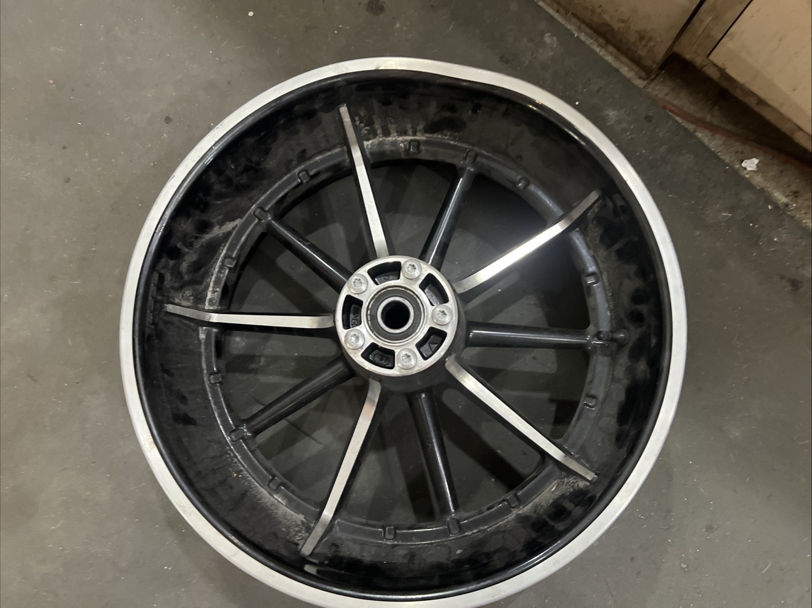 Harley Davidson oem 10-spoke Rear Wheel #40900206