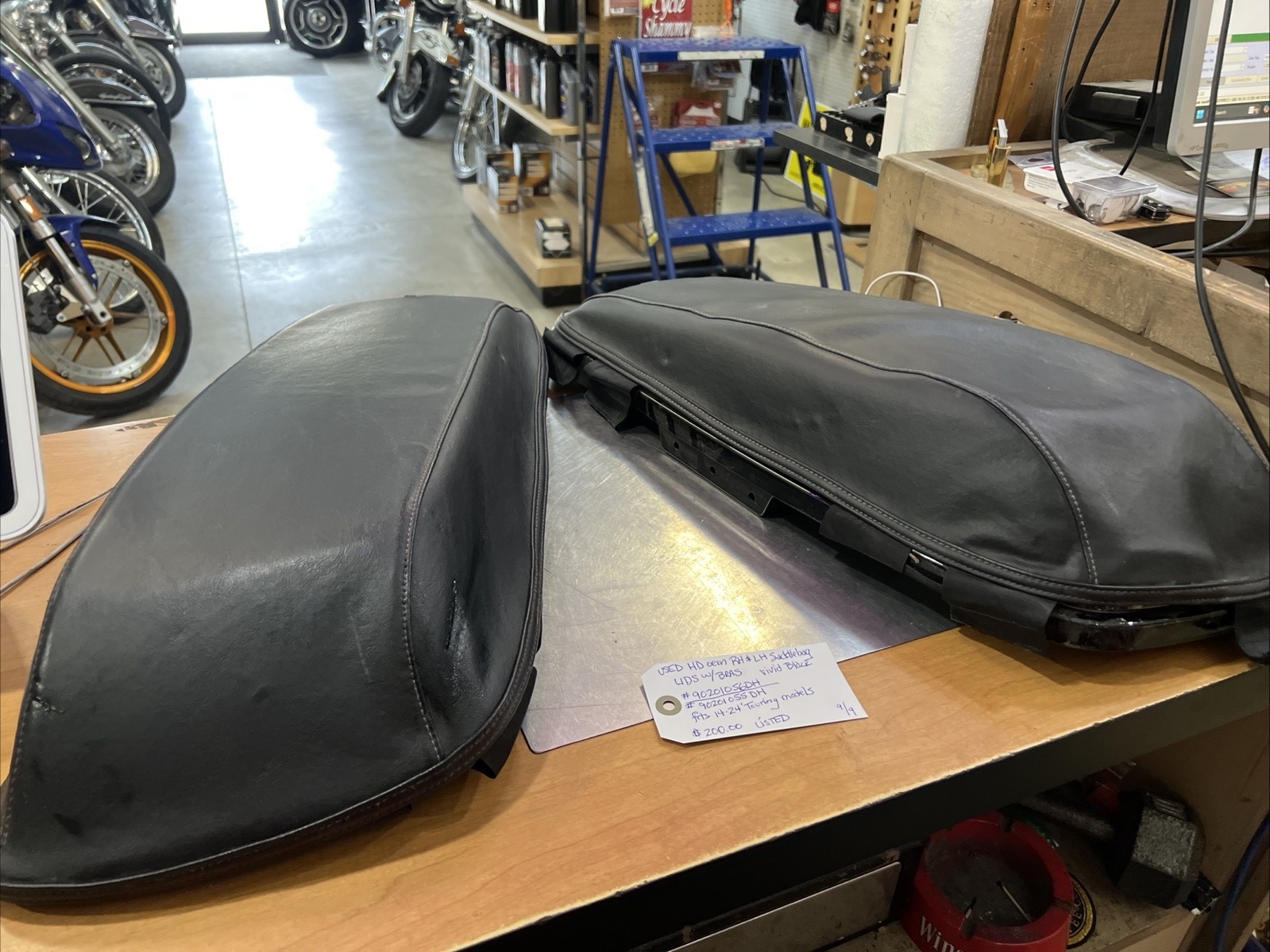 Harley Davidson oem RH & LH Saddlebag Lids W/Bras