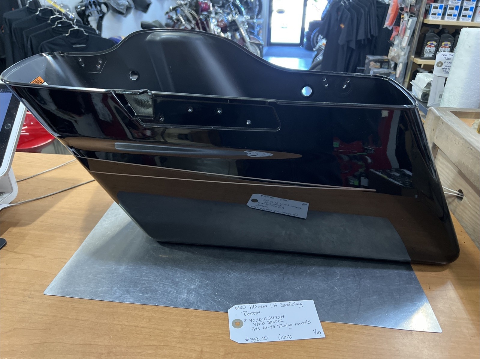 Harley Davidson oem LH Saddlebag Bottom #90201059DH