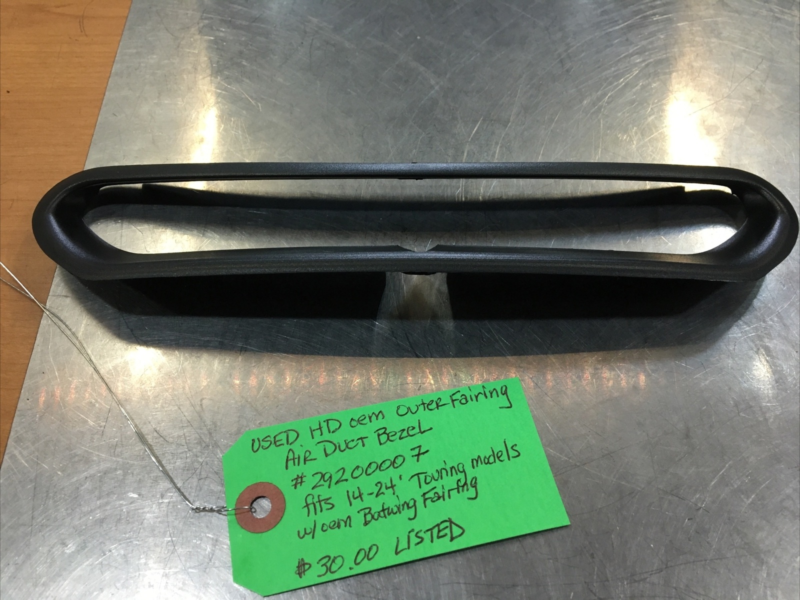 Harley Davidson oem Outer Fairing Air Duct Bezel #29200007