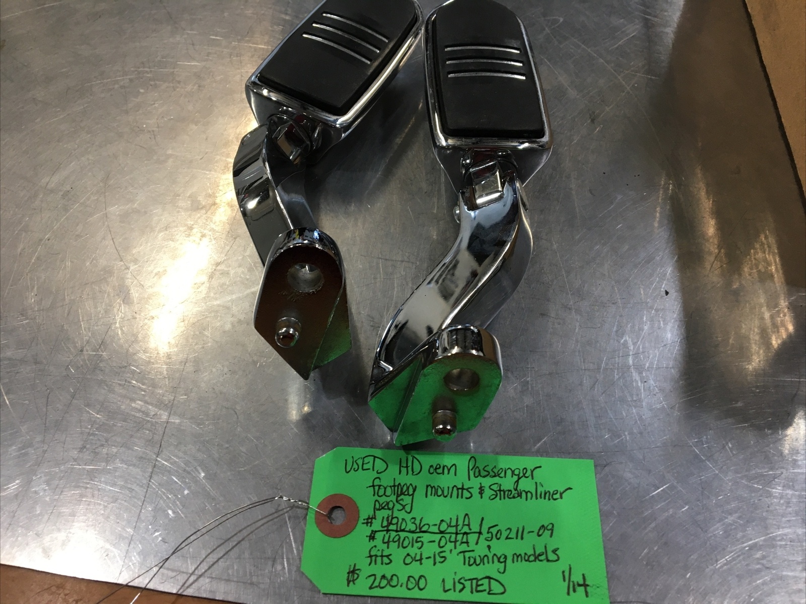 Harley Davidson oem Passenger Footpeg Mounts & Streamliner