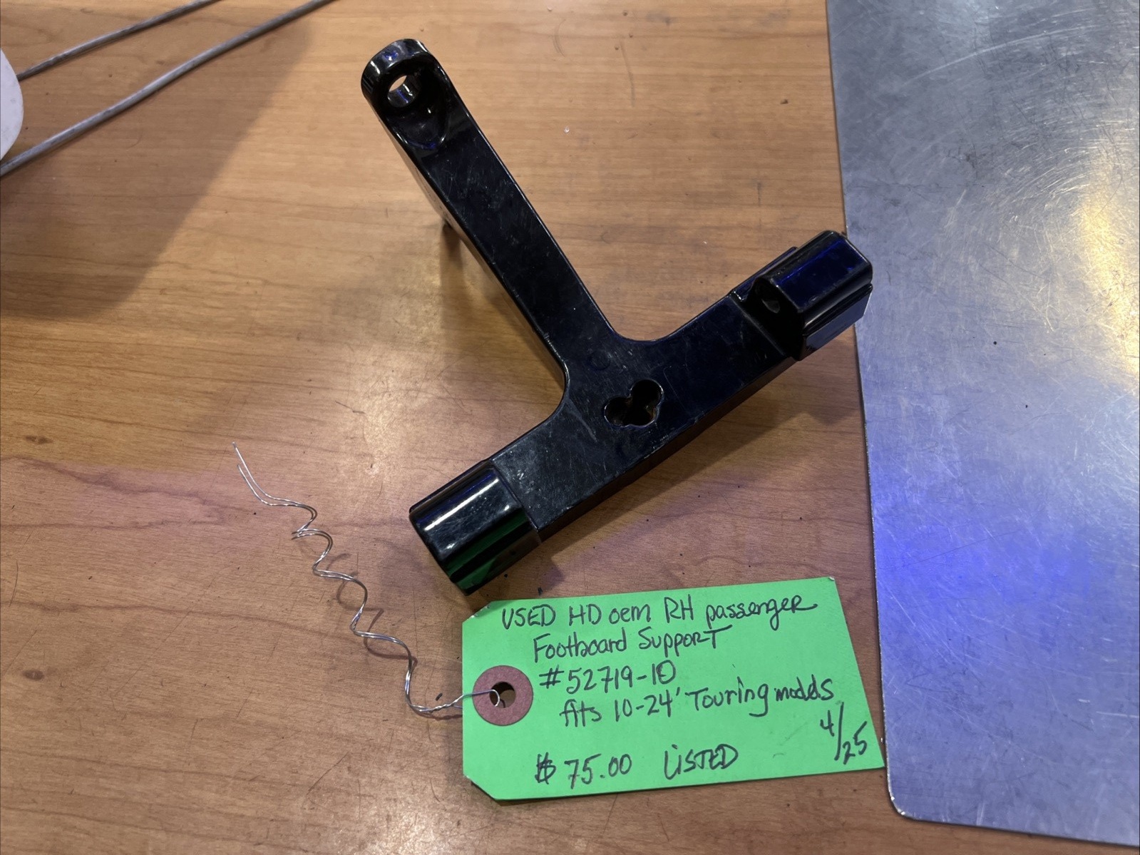 Harley Davidson oem RH Passenger Footboard Support #52719-10