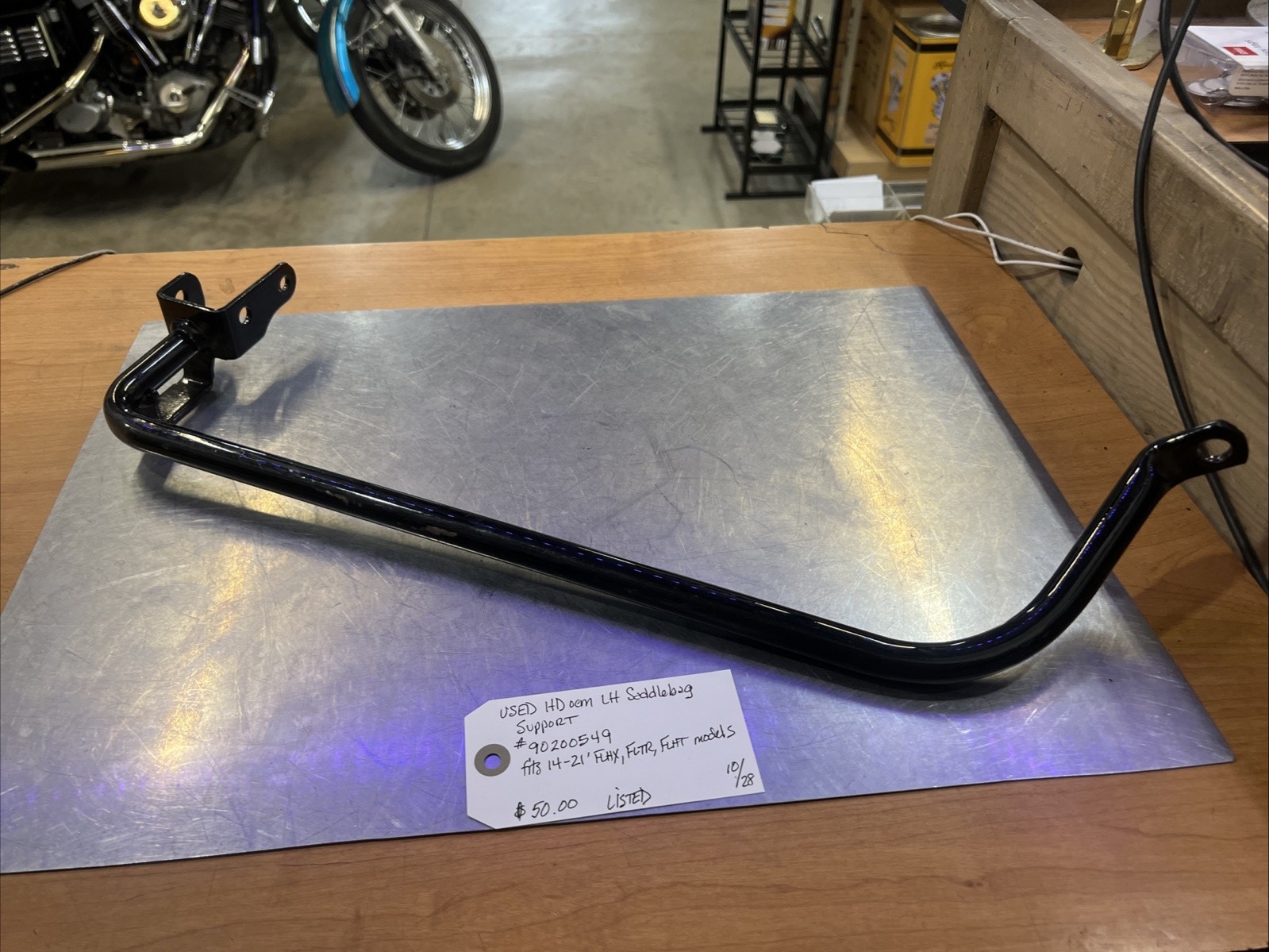 Harley Davidson oem LH Saddlebag Support #90200549