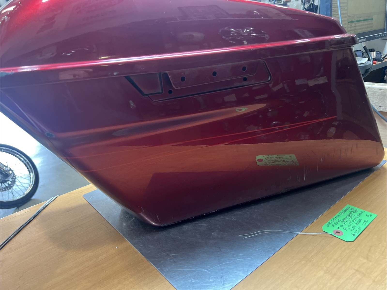 Harley Davidson oem LH Saddlebag & Cover #90201061EAC