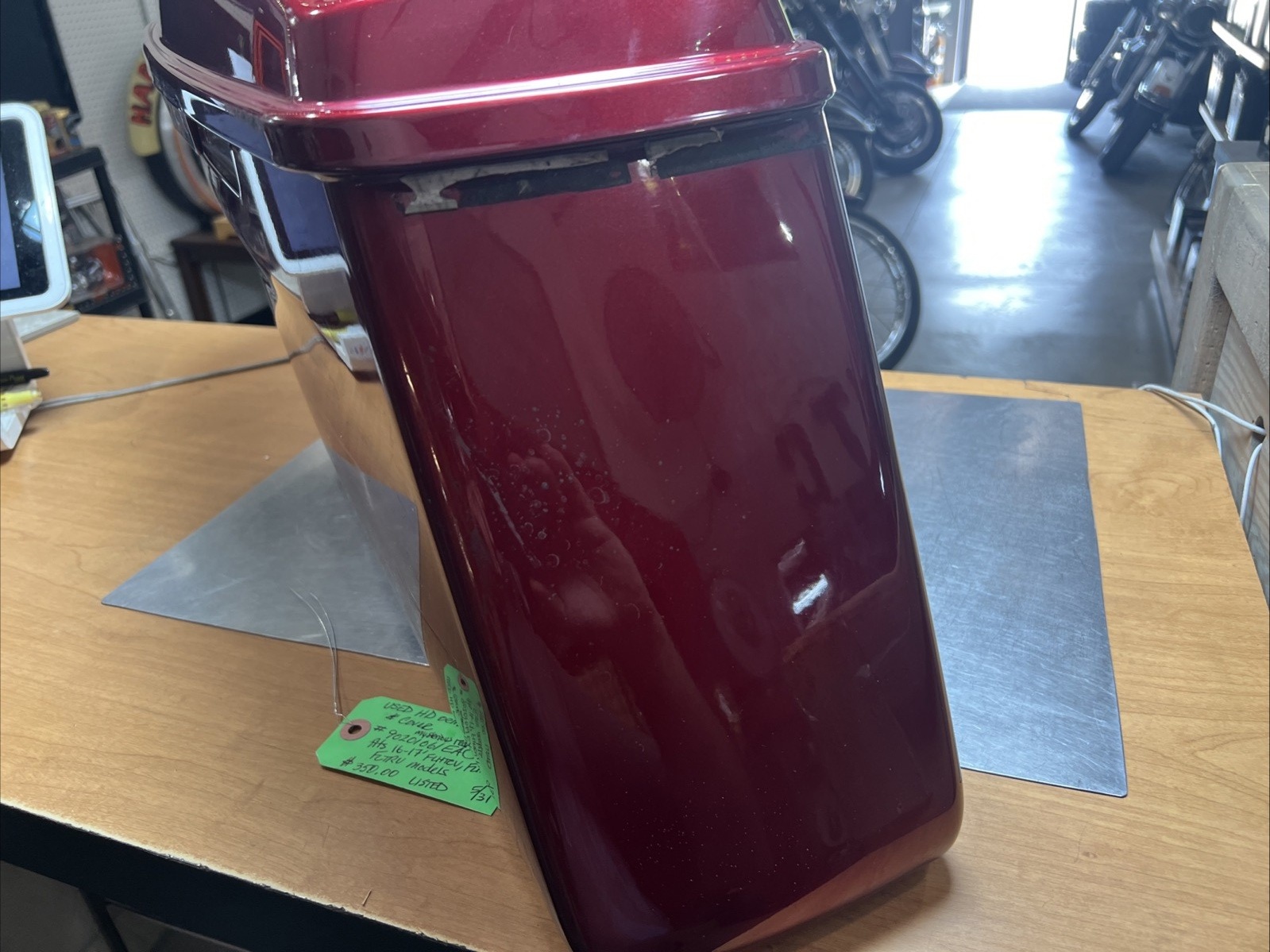 Harley Davidson oem LH Saddlebag & Cover #90201061EAC