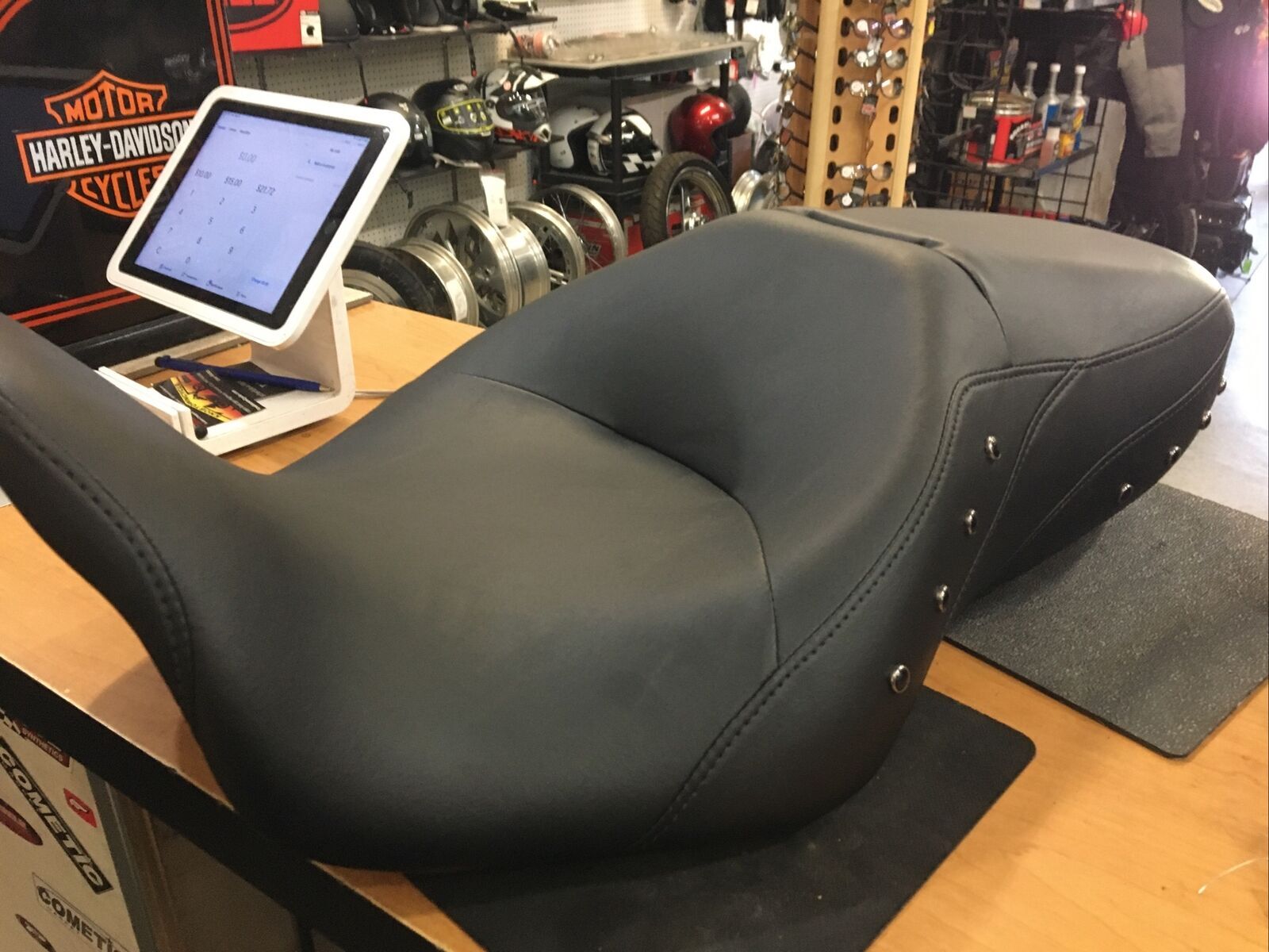 Harley Davidson OEM FLHR Touring seat #52000038