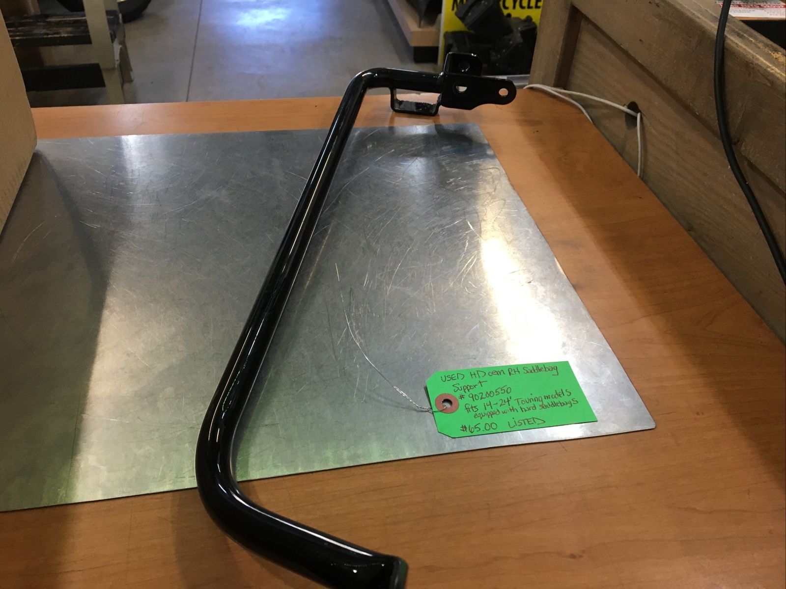 Harley Davidson oem RH Saddlebag Support #90200550