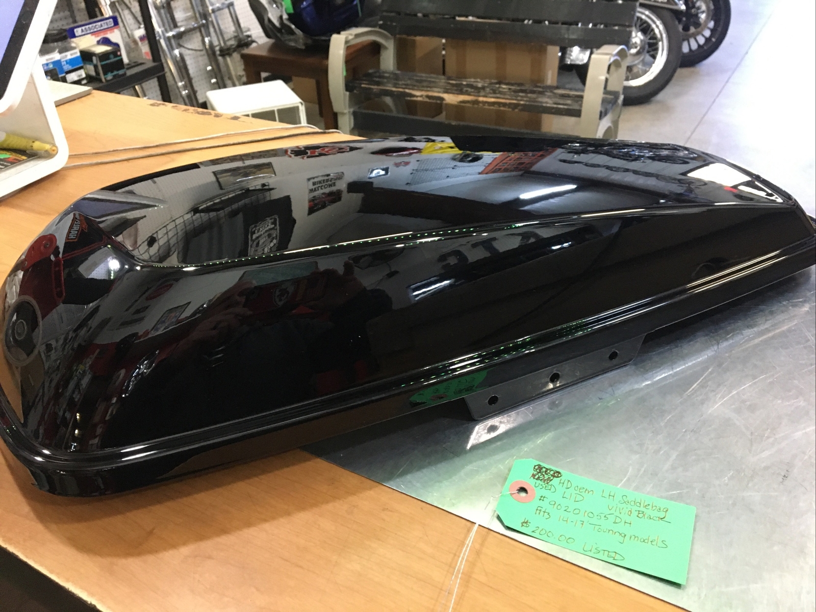 Harley Davidson oem LH Saddlebag Lid Vivid Black #90201055DH