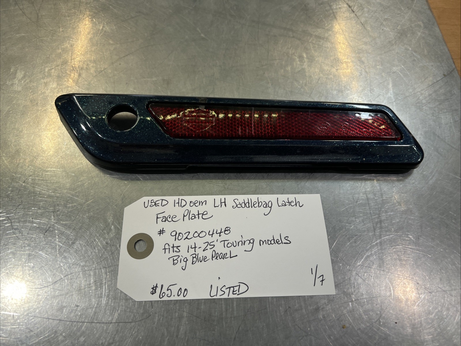 Harley Davidson oem LH Saddlebag Latch Face Plate #90200448