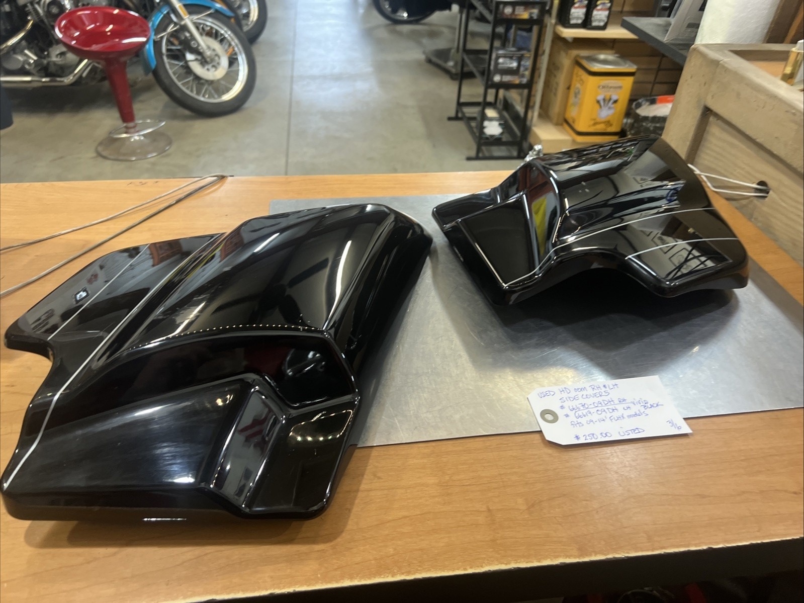 Harley Davidson oem RH & LH Side Covers #66670-09DH