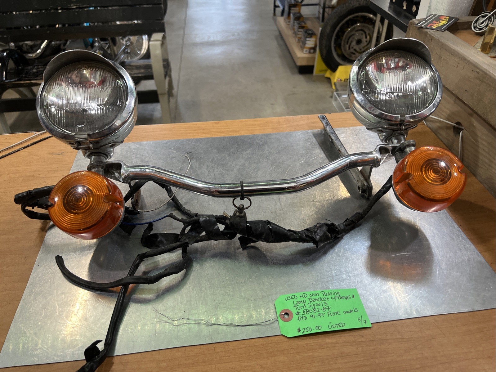 Harley Davidson oem Passing Lamp Bracket W/Lamps & Turn Signals #58082-87