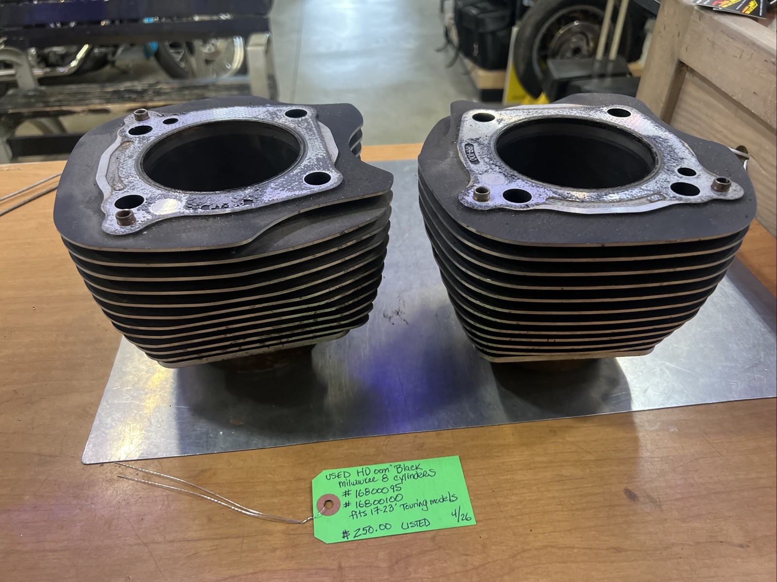 Harley Davidson oem Black Milwaukee 8 Cylinders #16800095/16800100