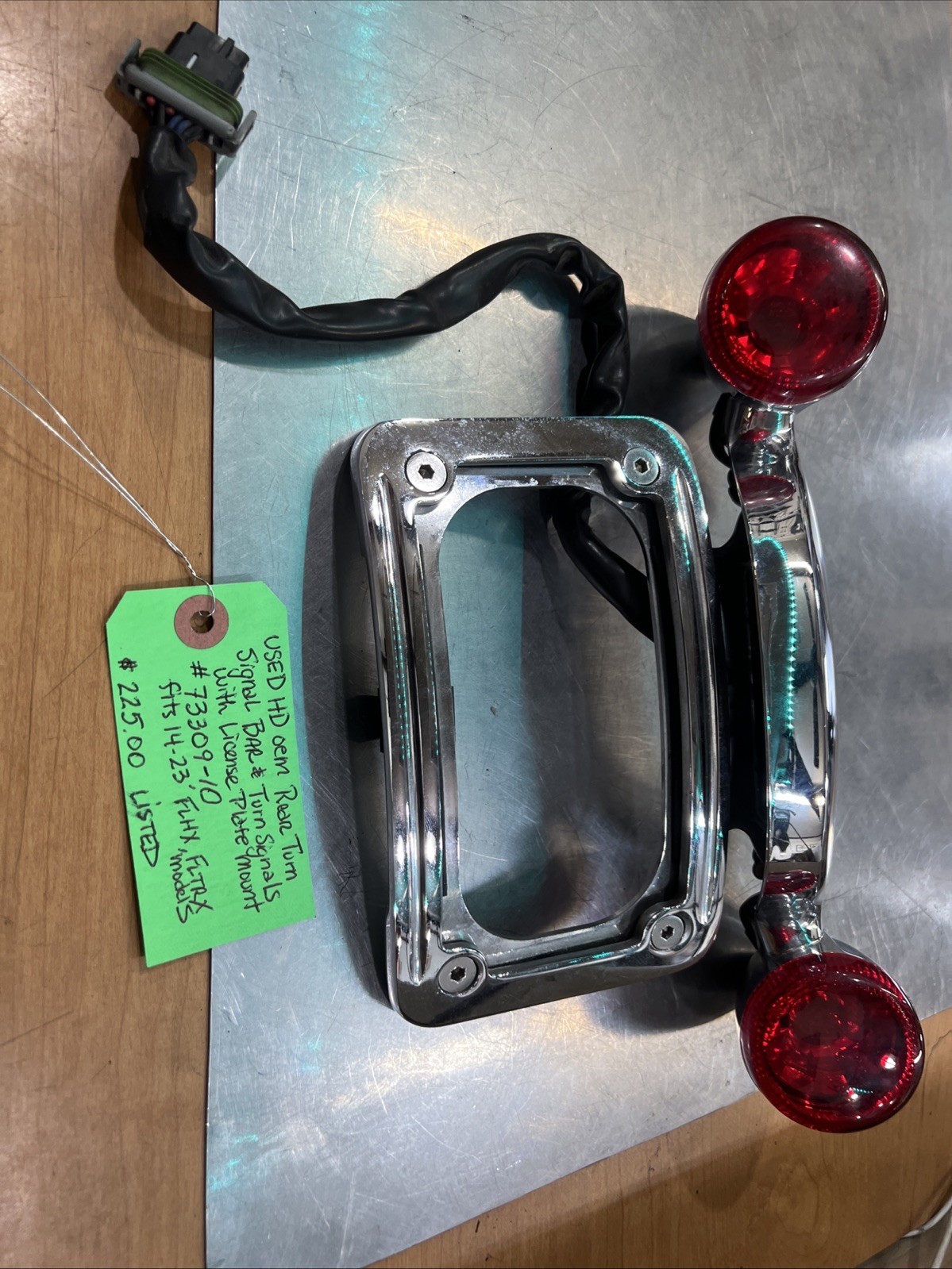 Harley Davidson oem Rear Turn Signal Bar & Turn Signals & Lic Plate #73309-10