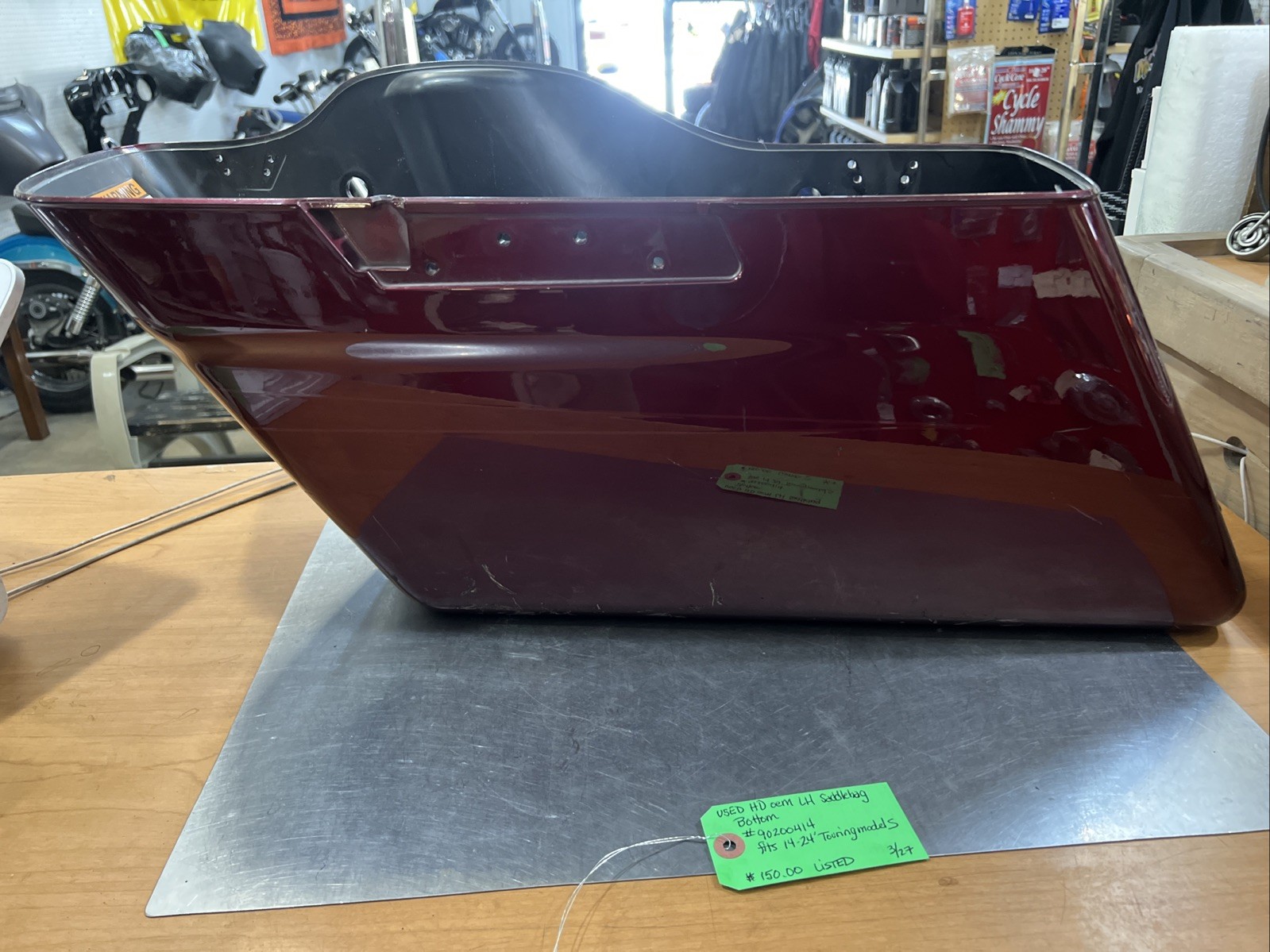 Harley Davidson oem LH Saddlebag Bottom #90200414