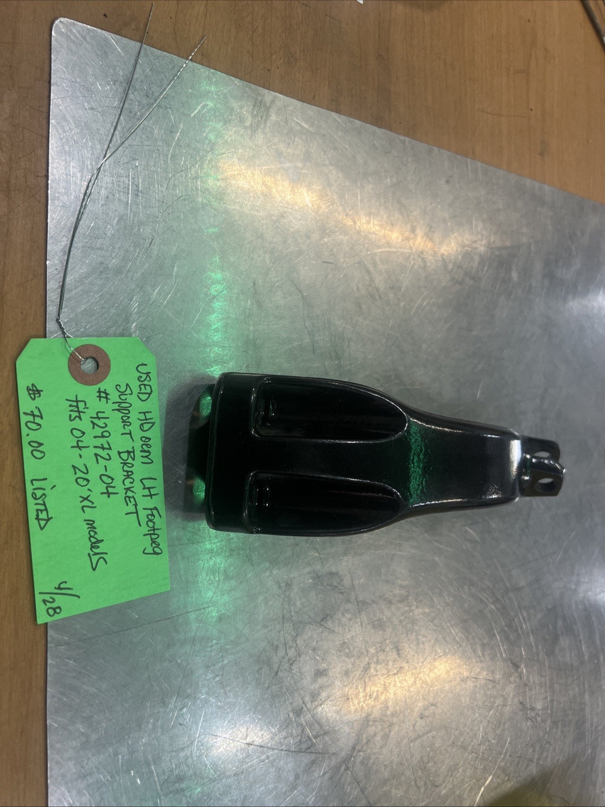 Harley Davidson oem LH Footpeg Support Bracket #42972-04