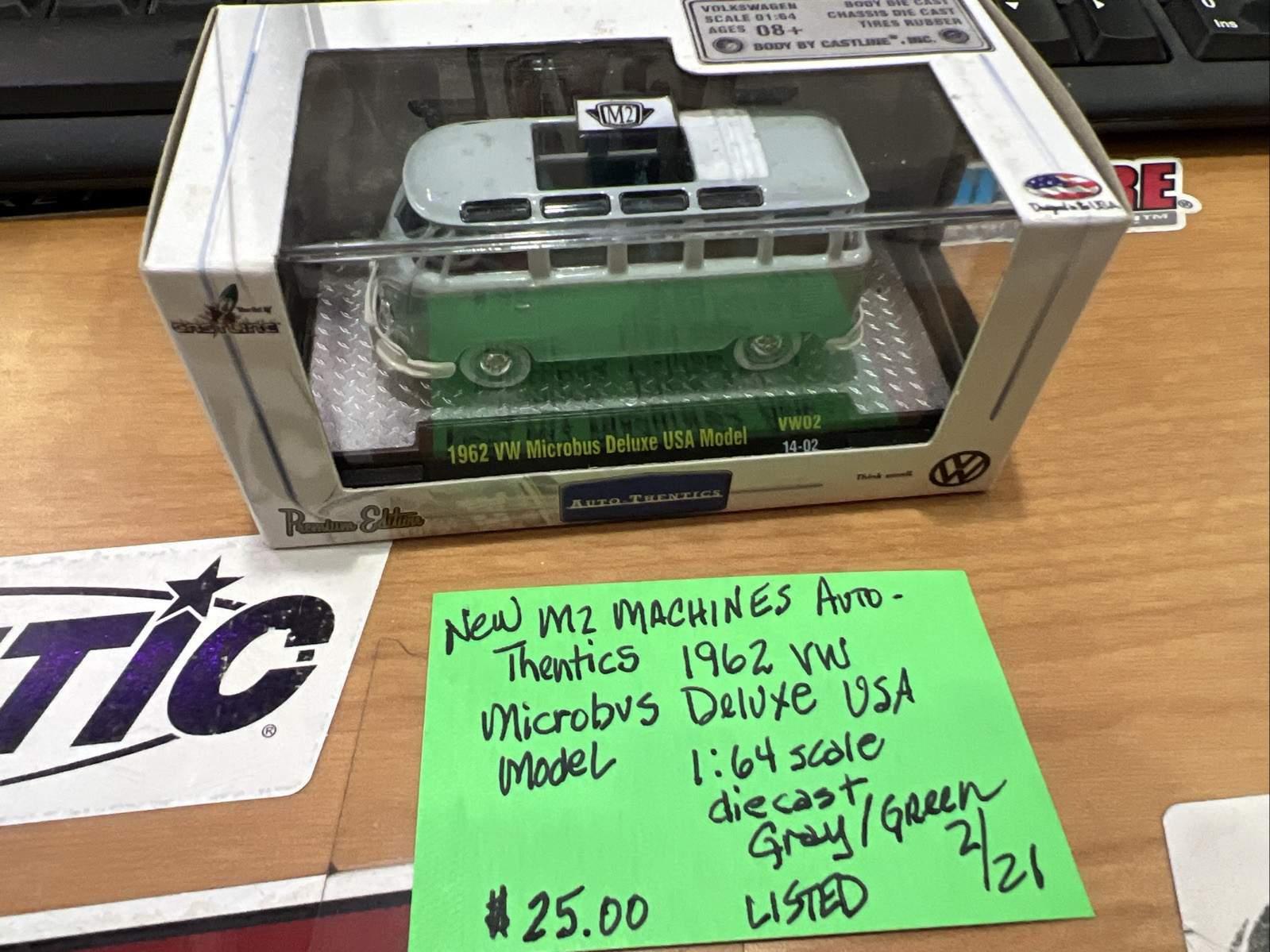 M2 Machines Auto-Thentics 1962 VW Microbus Deluxe USA Model