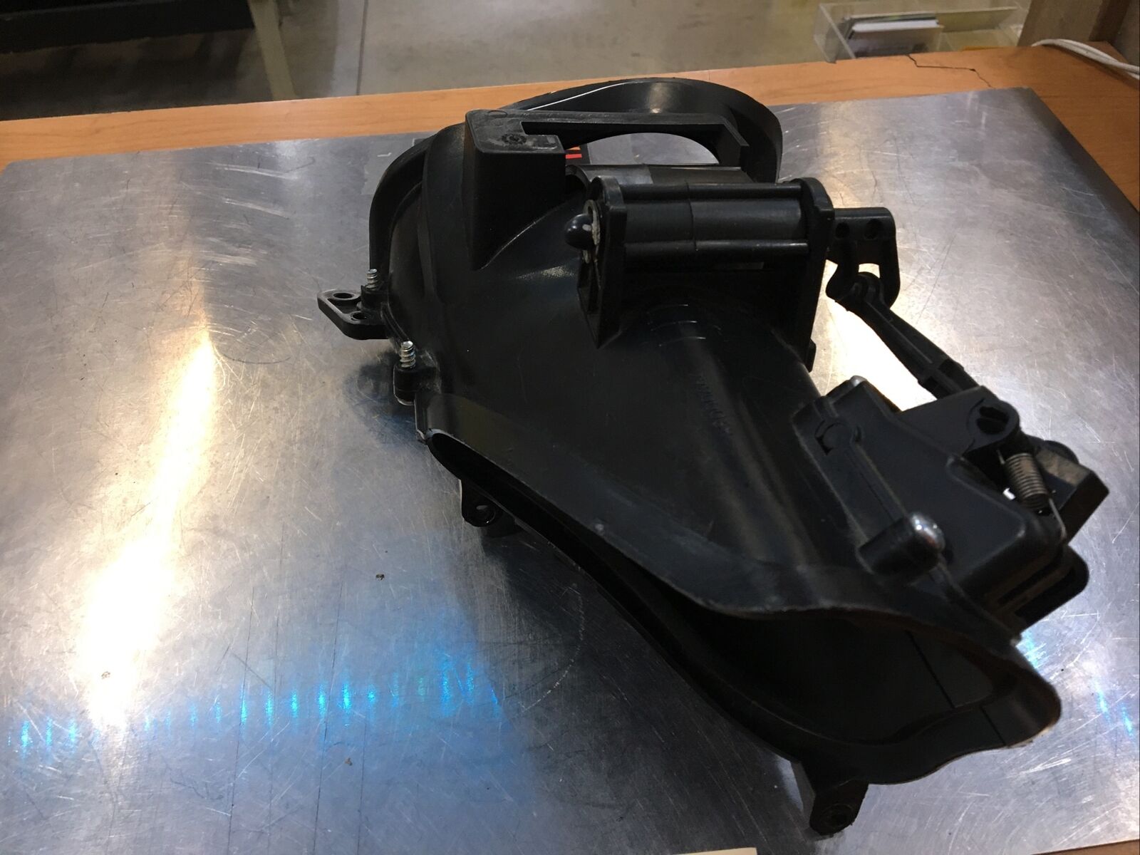 Harley Davidson oem LH Inner Fairing Air Duct Assembly #29200070