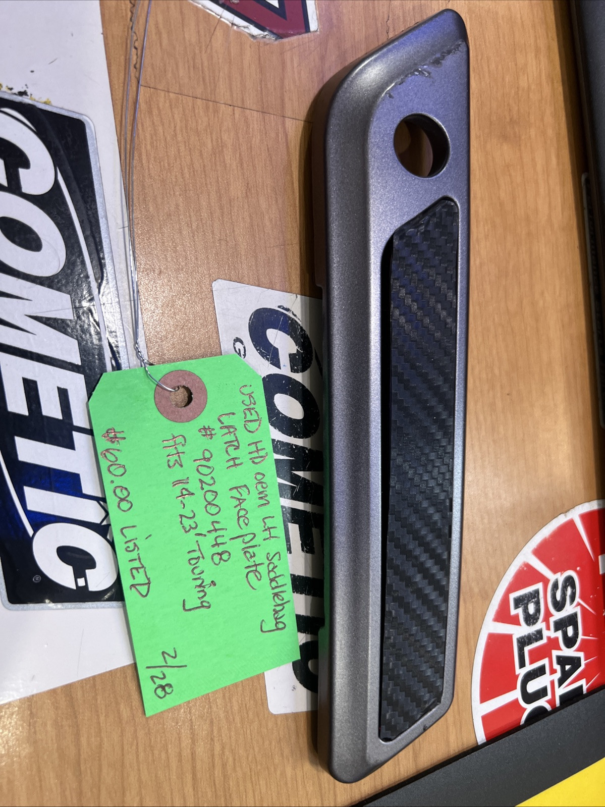 Harley Davidson oem LH Saddlebag Larch Face Plate #90200448