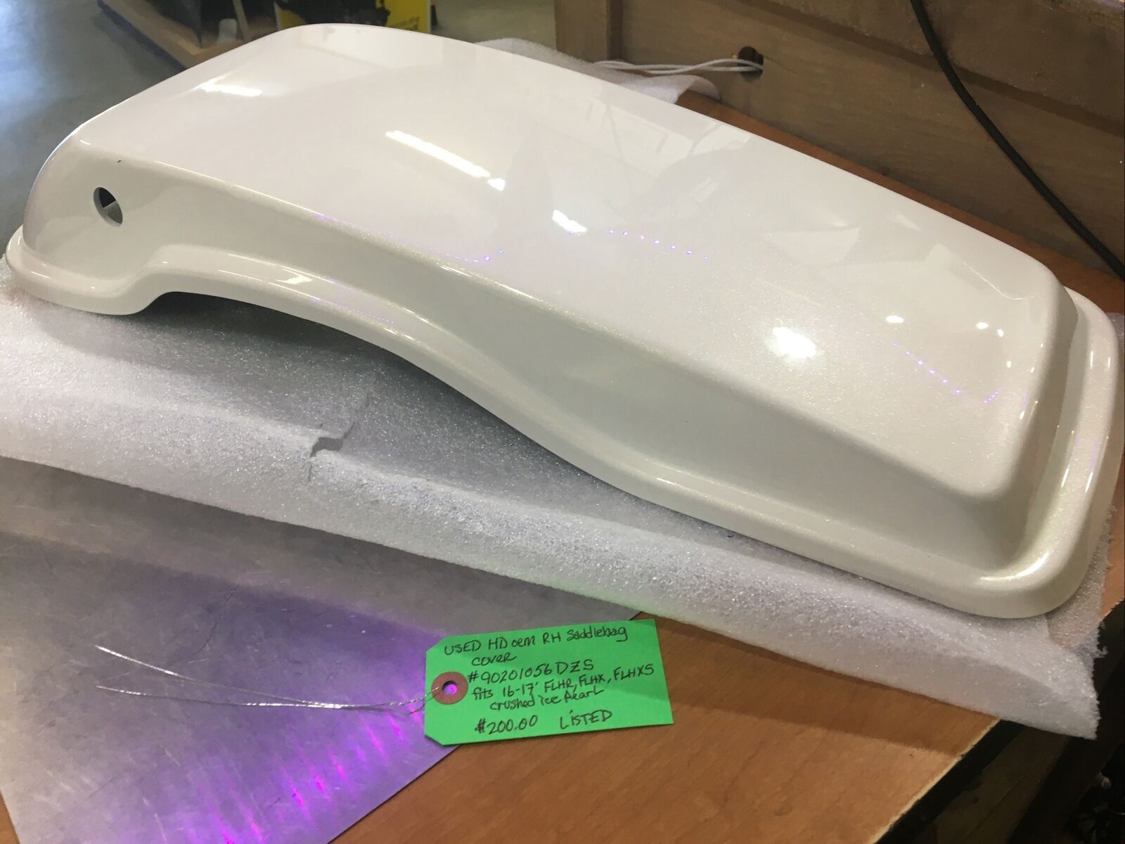Harley Davidson oem RH Saddlebag Cover #90201056DZS