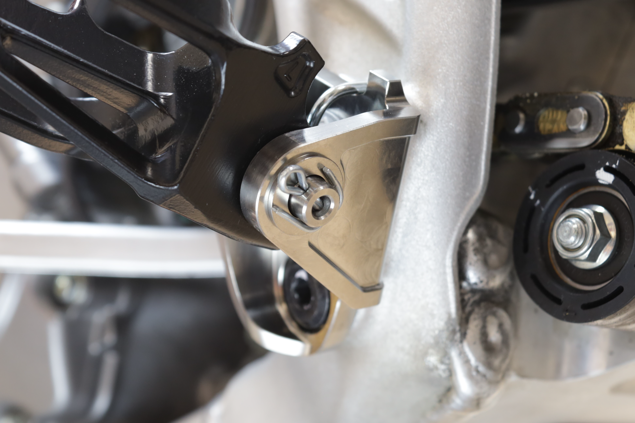 FOOT PEG MOUNT TITANIUM CRF250/450