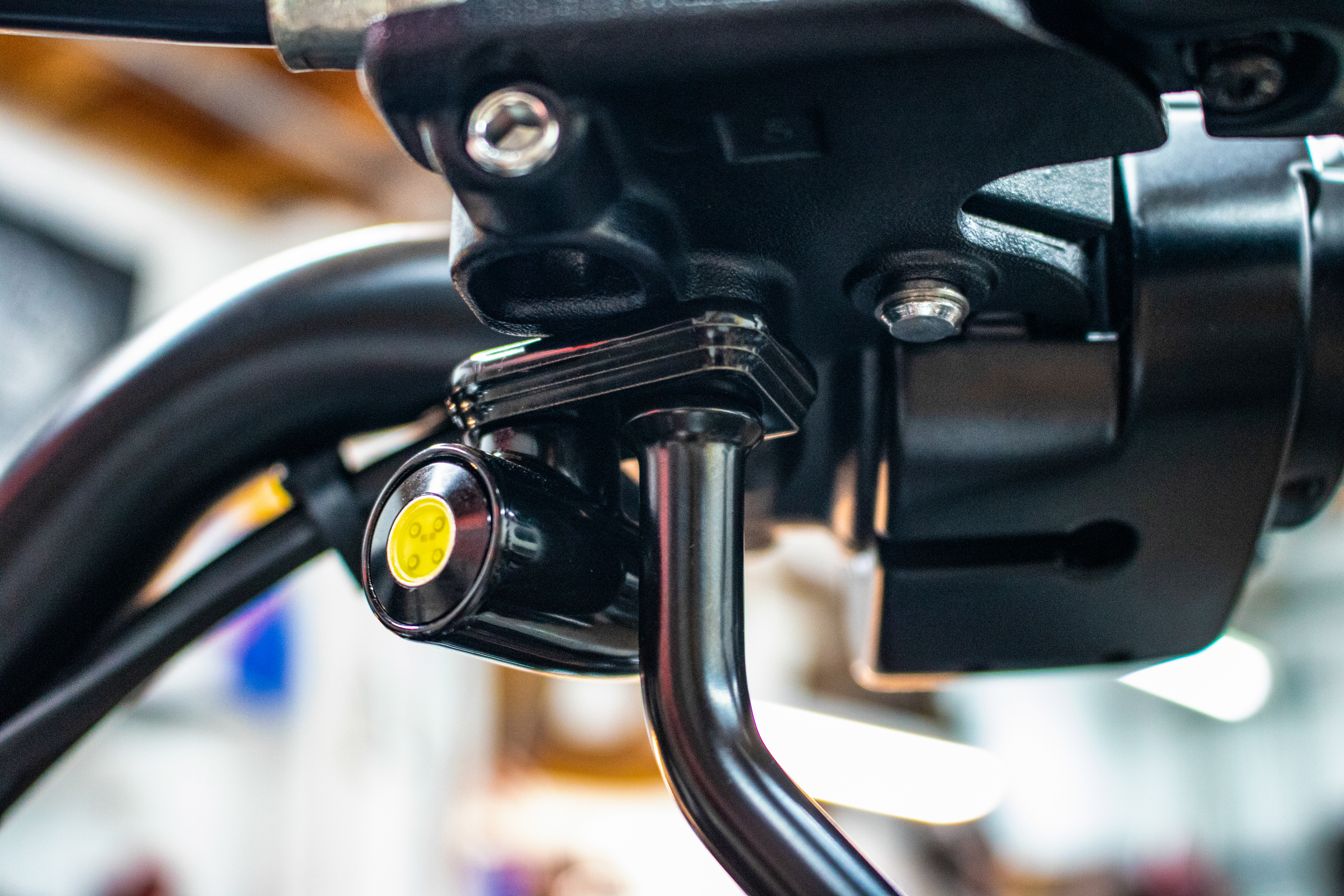 LIGHTNING BULLET PRO MOUNT KIT FRONT AMBER BLACK